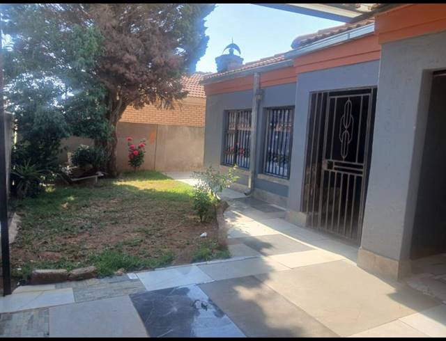 3 BEDROOM HOUSE FOR SALE IN SIMUNYE